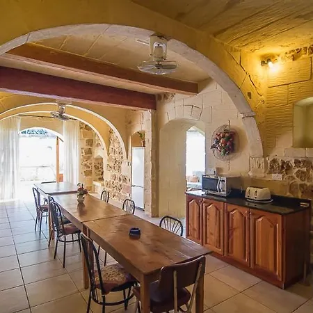 4 Bedroom Farmhouse With Private Pool בית נופש
