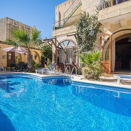 4 Bedroom Farmhouse With Private Pool *