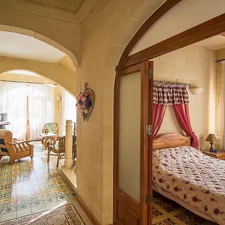 4 Bedroom Farmhouse With Private Pool בית נופש *
