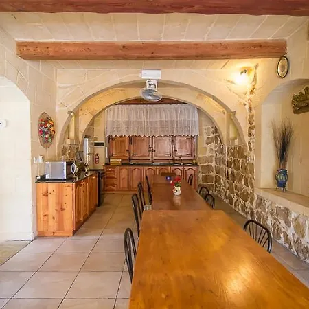 4 Bedroom Farmhouse With Private Pool בית נופש